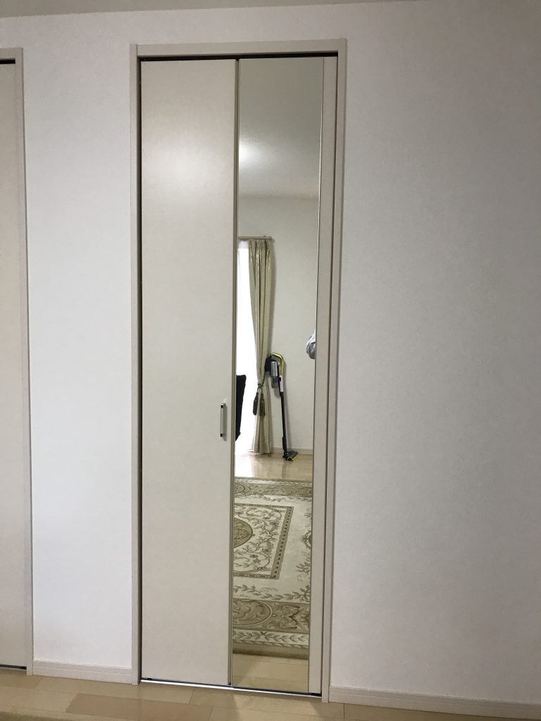 クローゼットの扉に鏡取り付け。 | 名古屋の鏡取り付け・販売施工の専門店「大脇硝子店」